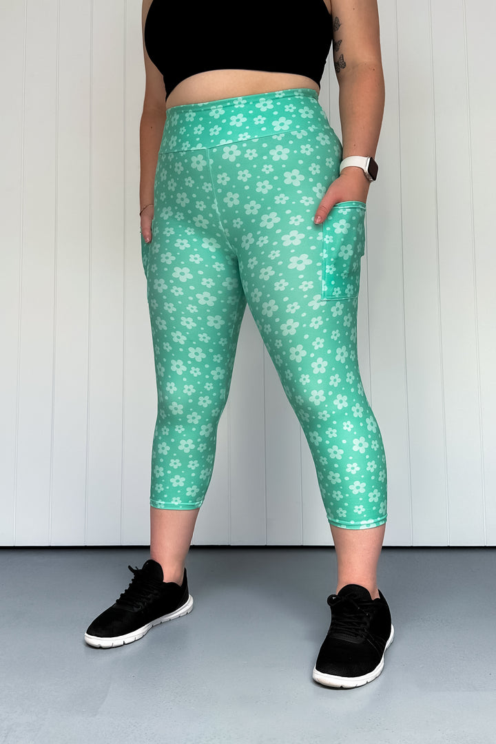 Turquoise Daisy Confetti - Casual - Capri Leggings - Pockets