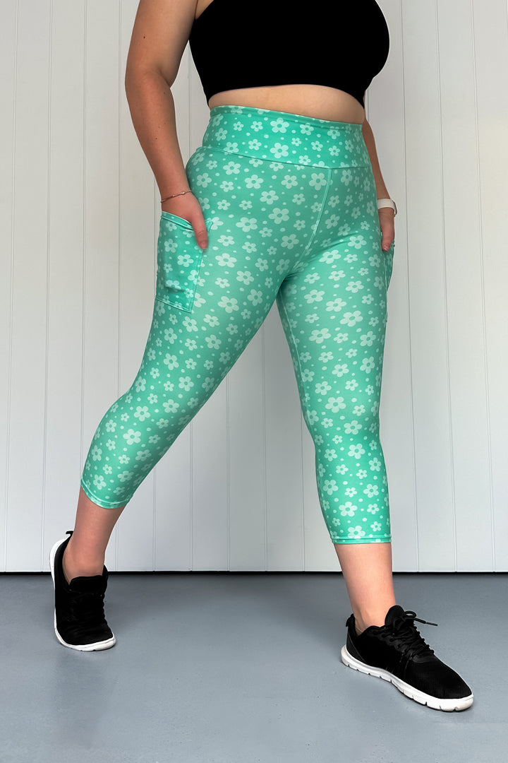 Turquoise Daisy Confetti - Casual - Capri Leggings - Pockets