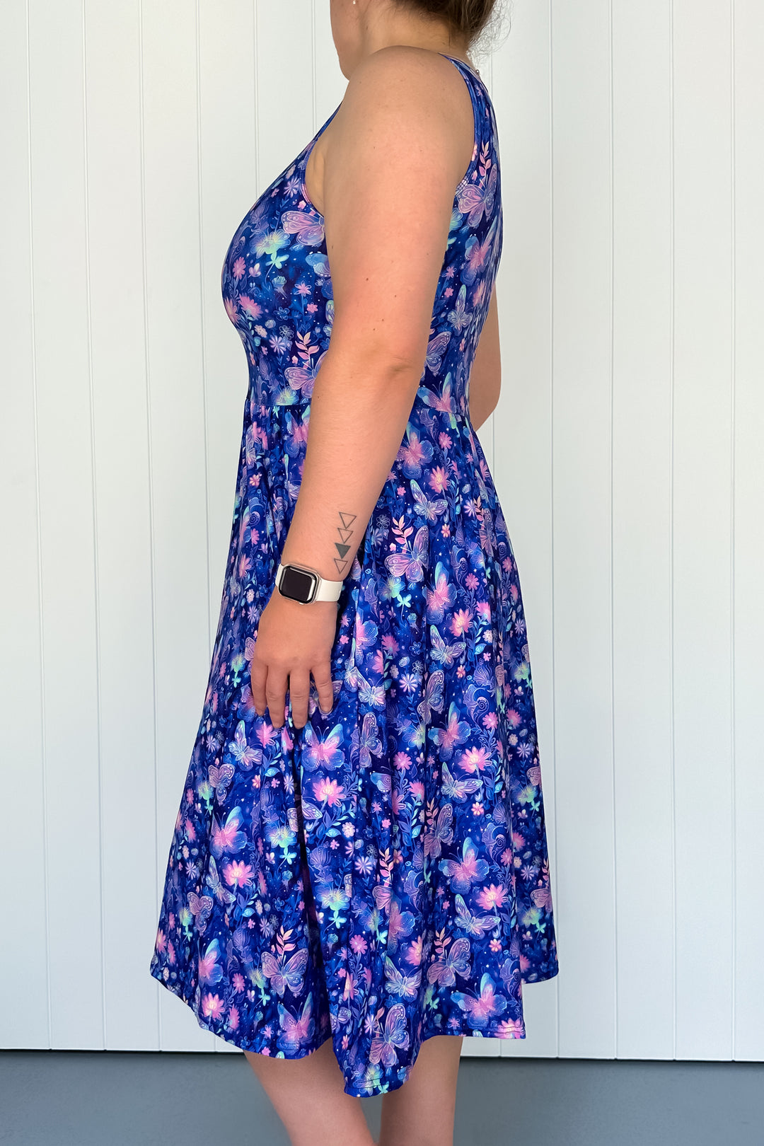 Enchanting Floral Escape - Sleeveless Midi Dress - Pockets