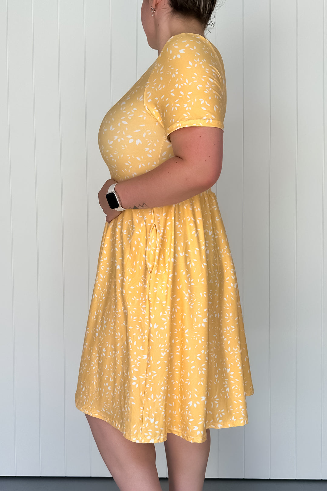 Lemon Petals - Knee Length Dress - Short Sleeve - Pockets