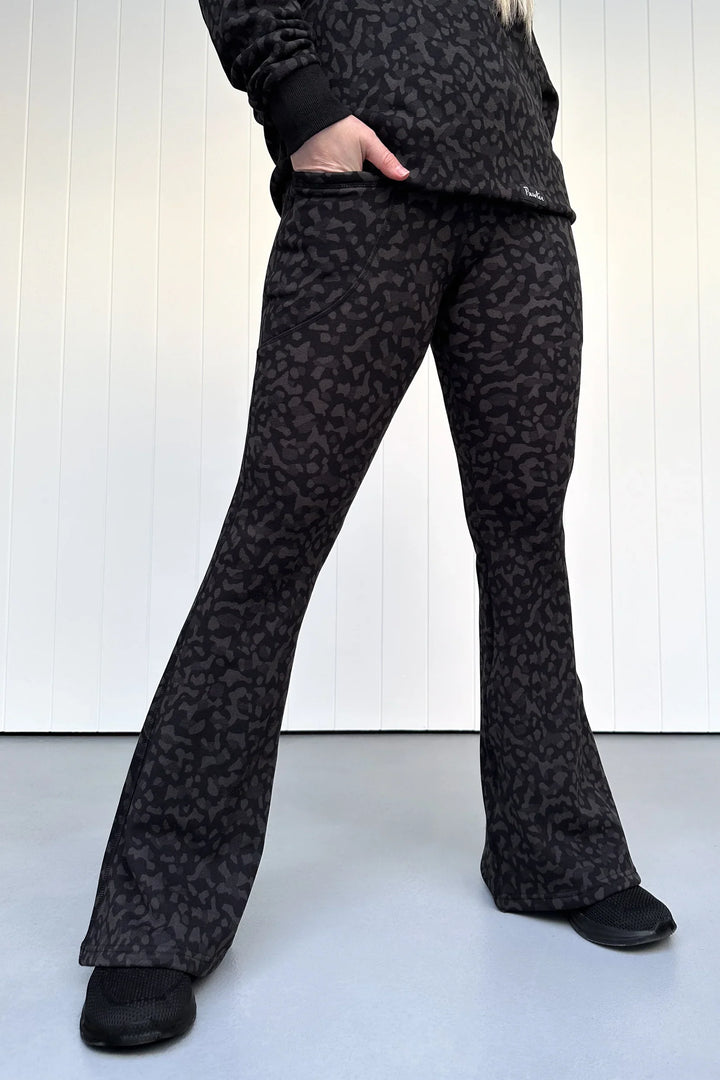 Black Panther - Fleece - Flarey Leggings - Pockets (Imperfect)