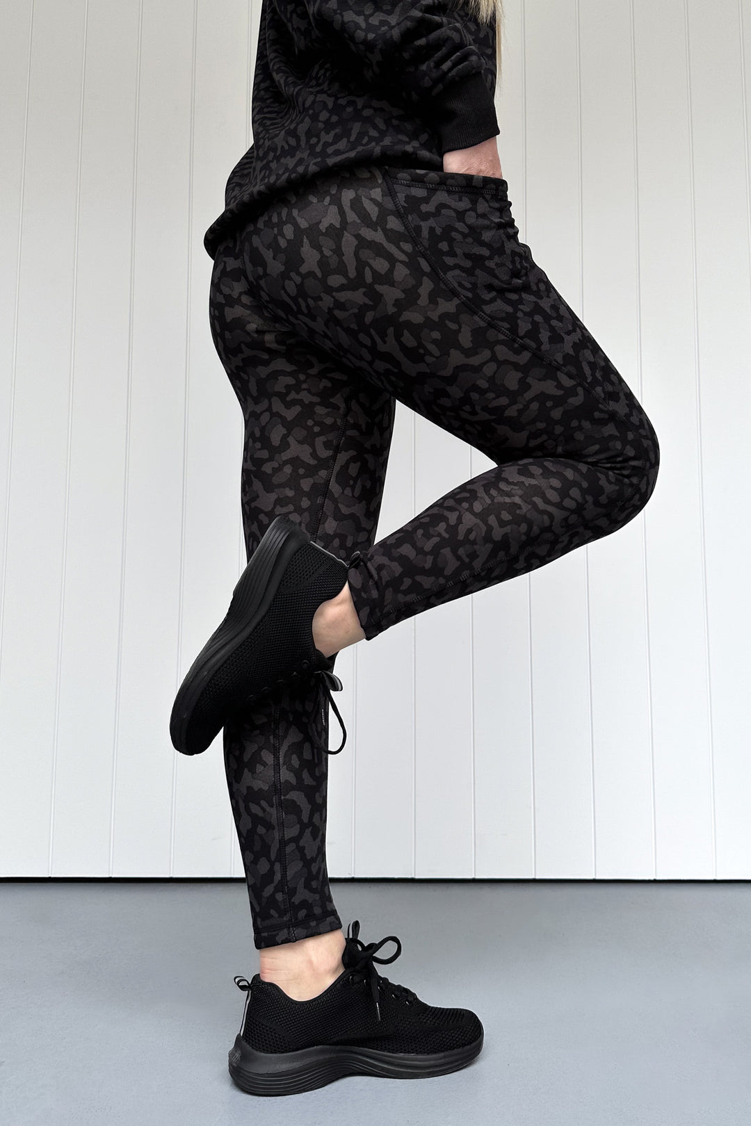 Black Panther - Fleece - Leg Pockets - Full Leggings