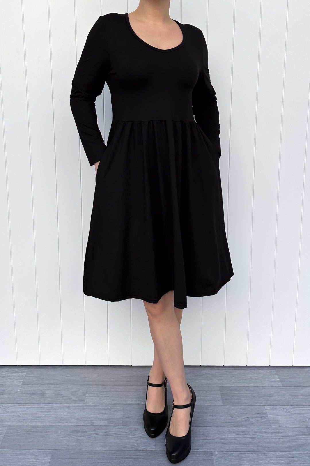 Black - Knee Dress - Long Sleeve - Pockets
