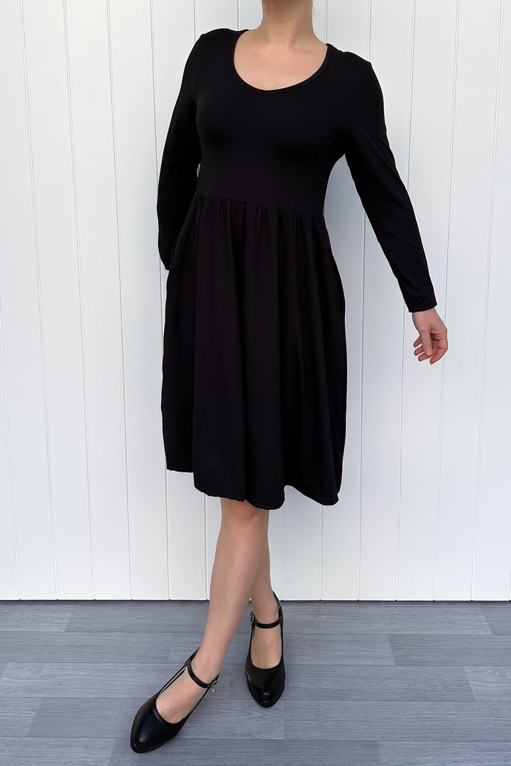 Black - Knee Dress - Long Sleeve - Pockets