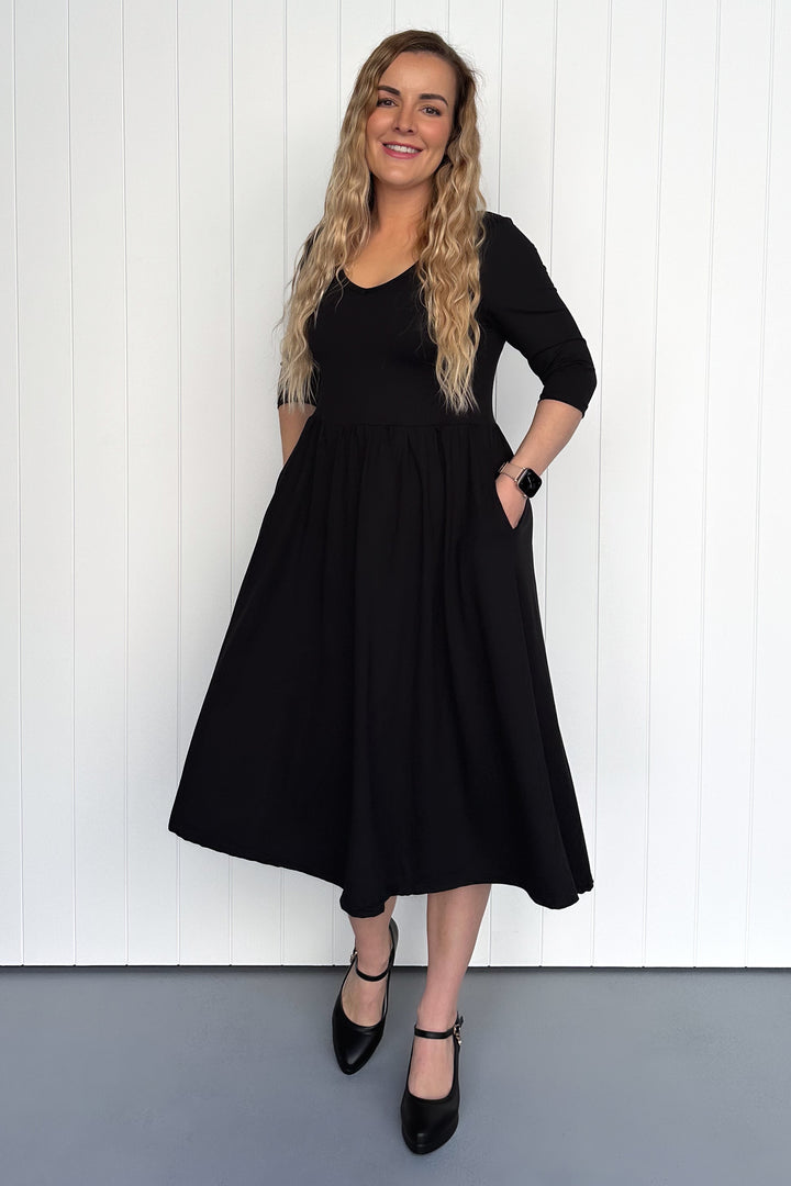 Black - 3/4 Sleeve - Midi Dress - Pockets