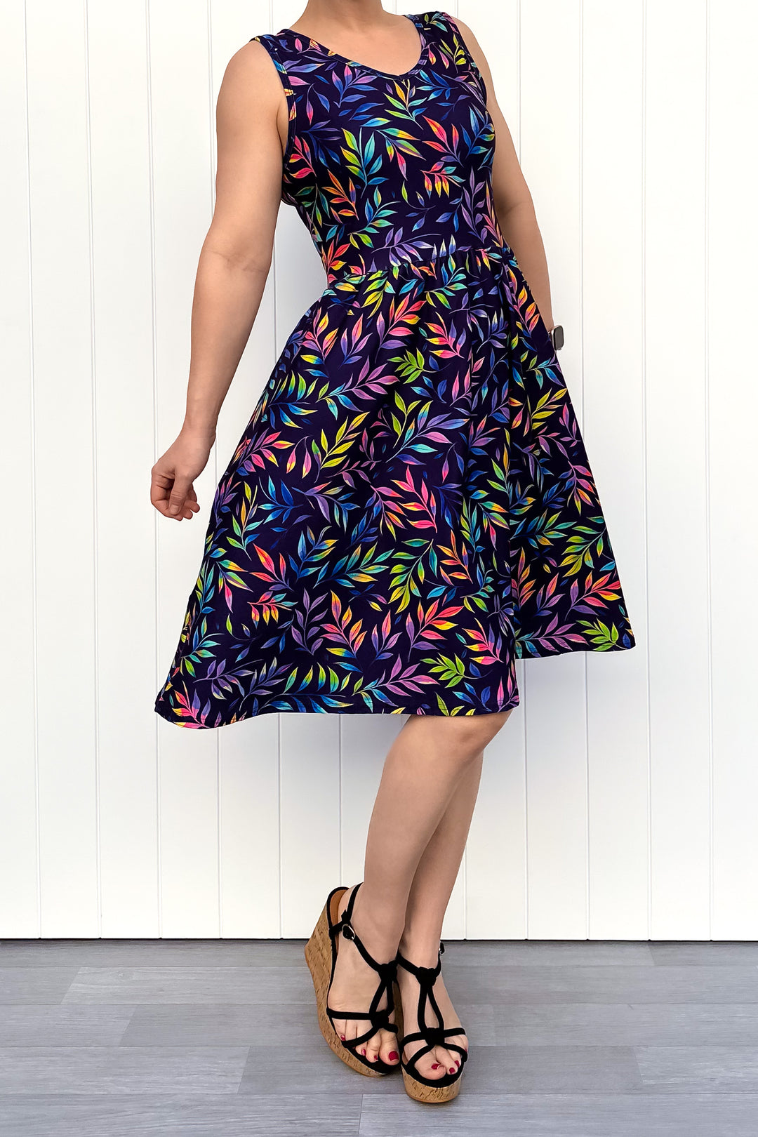 Glow Vine - Sleeveless Knee Length Dress - Side Pockets