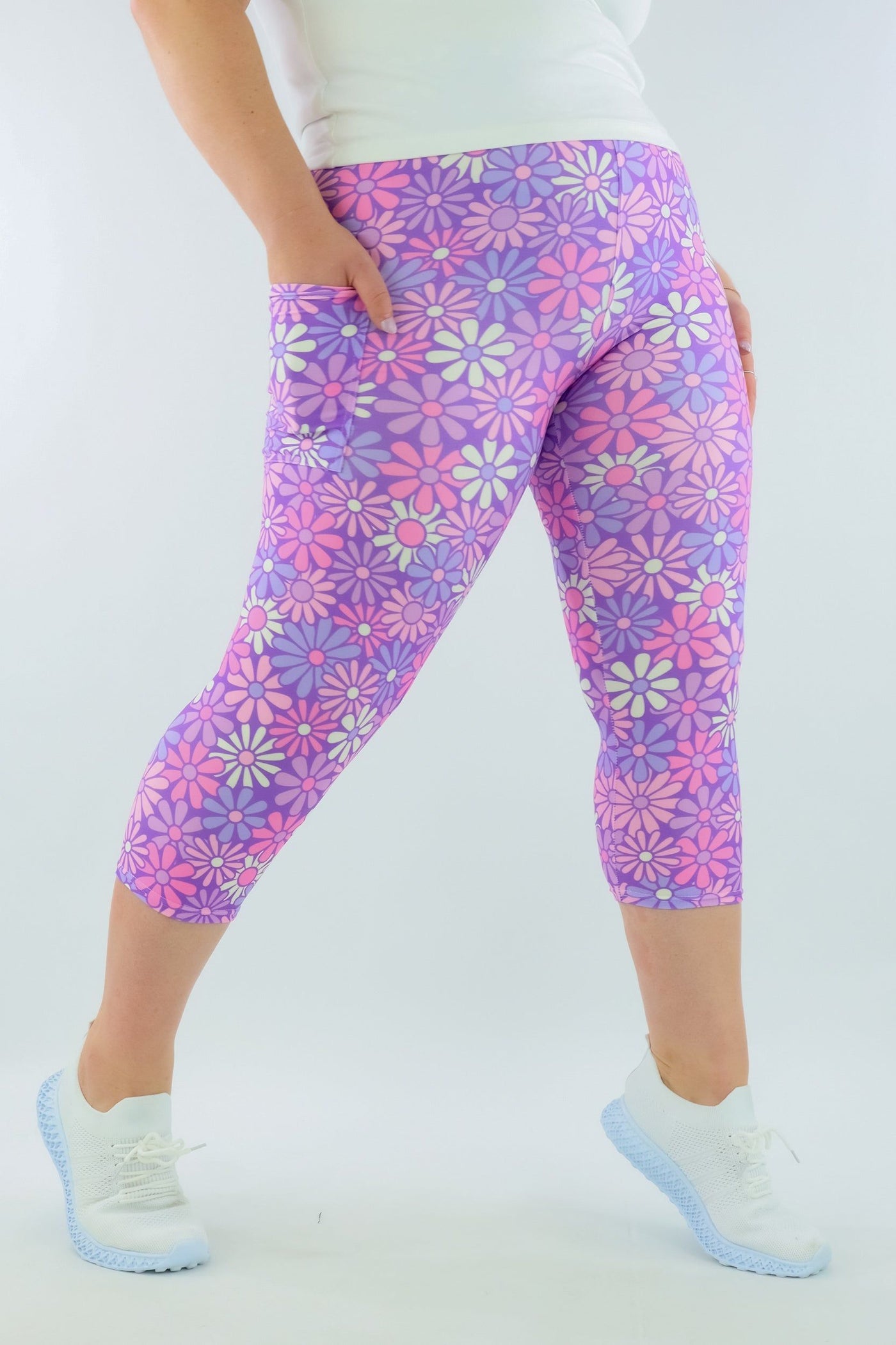 Lilac Daisies - Casual - Capri Leggings - Pockets - Pawlie