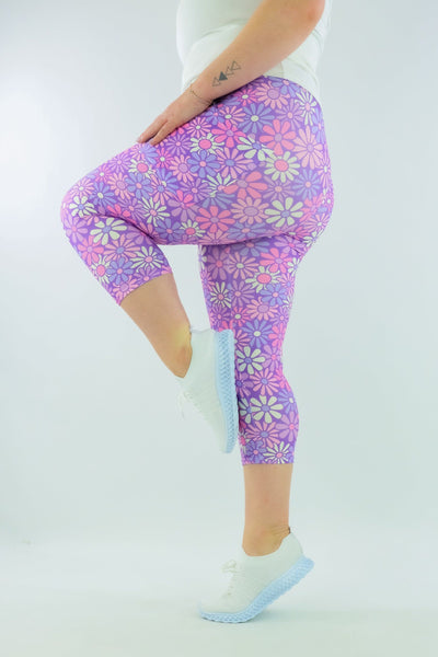 Lilac Daisies - Casual - Capri Leggings - Pockets - Pawlie